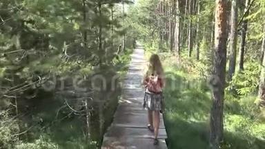 儿童漫步森林，儿童户外自然，女孩在露营冒险